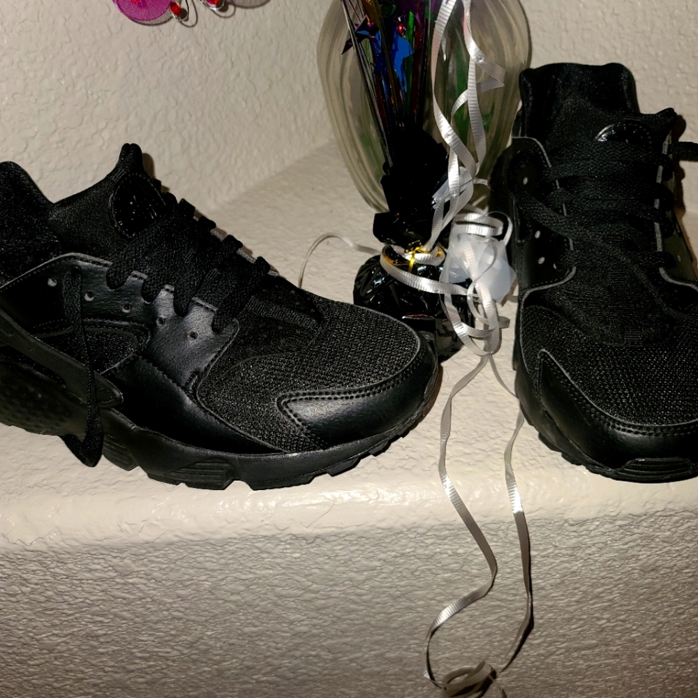 Black Nike Huaraches